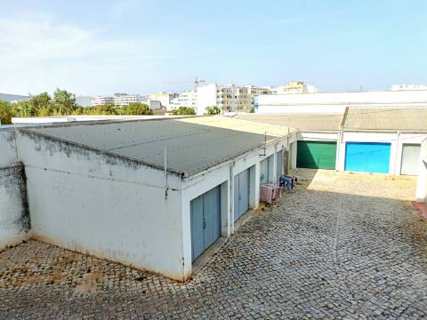Apartamento T3 com garagem em box em Olhão.
