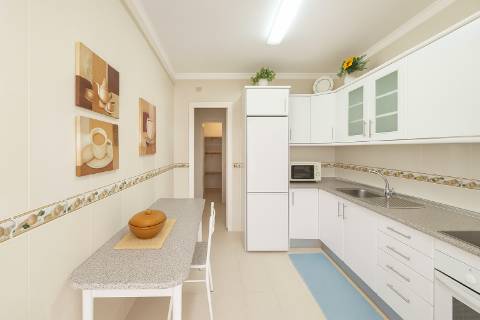 Apartamento T3 com garagem em box em Olhão.