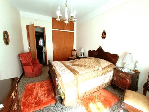 Apartamento T3 com garagem em box em Olhão.