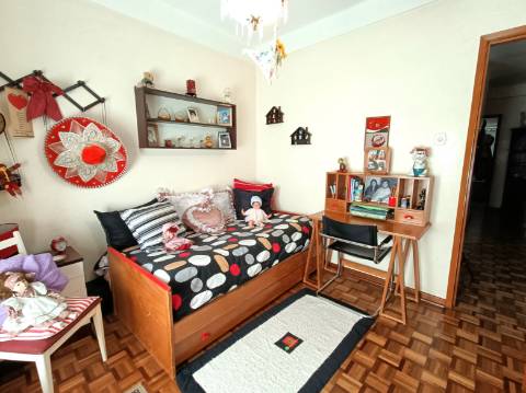 Apartamento T3 com garagem em box em Olhão.