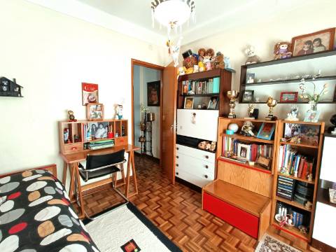Apartamento T3 com garagem em box em Olhão.