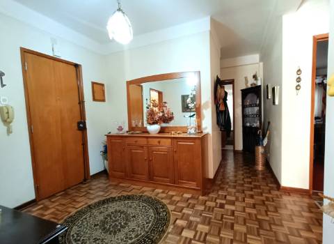 Apartamento T3 com garagem em box em Olhão.