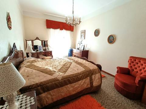 Apartamento T3 com garagem em box em Olhão.