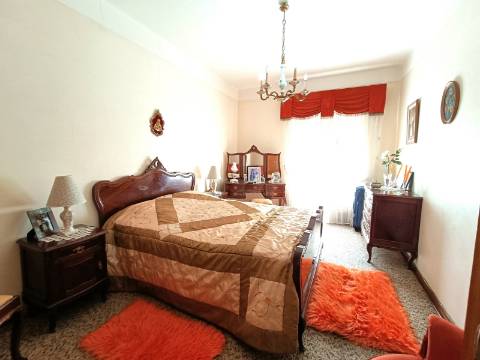 Apartamento T3 com garagem em box em Olhão.