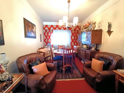 Apartamento T3 com garagem em box em Olhão.