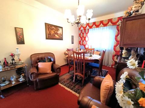 Apartamento T3 com garagem em box em Olhão.