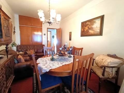 Apartamento T3 com garagem em box em Olhão.