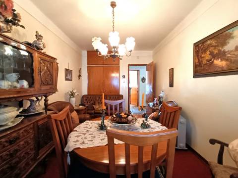 Apartamento T3 com garagem em box em Olhão.