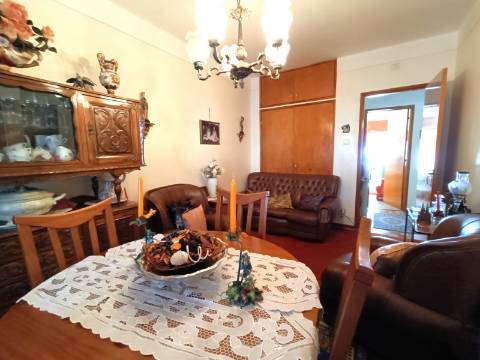 Apartamento T3 com garagem em box em Olhão.