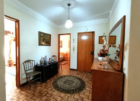 Apartamento T3 com garagem em box em Olhão.