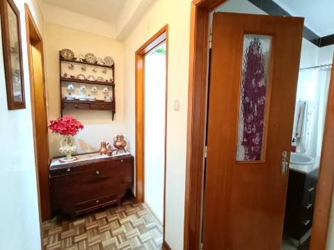 Apartamento T3 com garagem em box em Olhão.