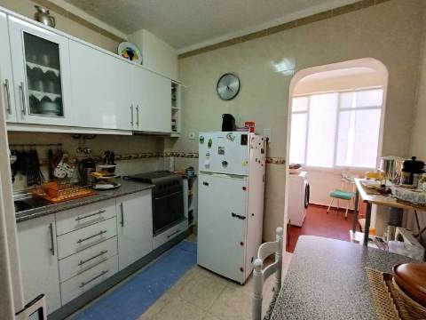 Apartamento T3 com garagem em box em Olhão.