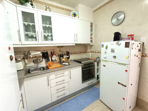 Apartamento T3 com garagem em box em Olhão.