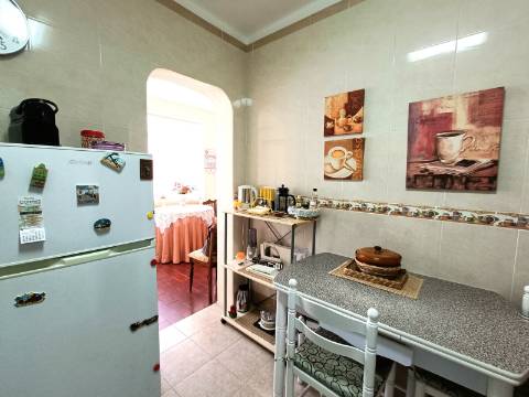 Apartamento T3 com garagem em box em Olhão.