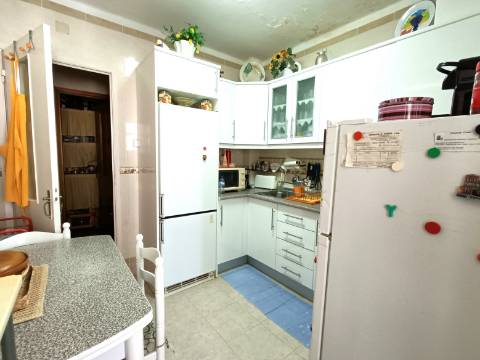 Apartamento T3 com garagem em box em Olhão.