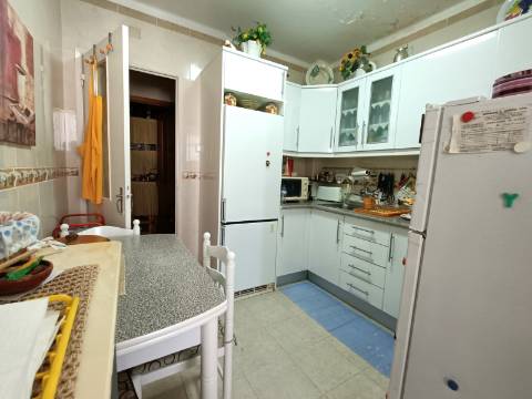 Apartamento T3 com garagem em box em Olhão.