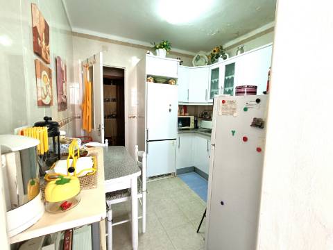 Apartamento T3 com garagem em box em Olhão.