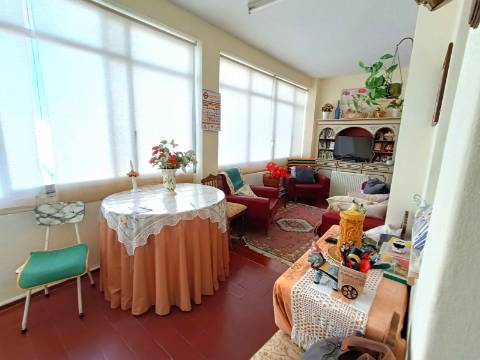 Apartamento T3 com garagem em box em Olhão.