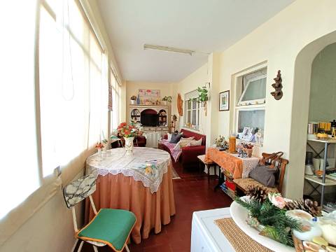 Apartamento T3 com garagem em box em Olhão.