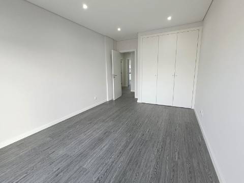 Apartamento T3 em Condomínio com Piscina e jardim novo a estrear!!!
