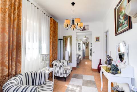 Casa Térrea T2 Renovada e totalmente Mobilada com parqueamento . Terraço. Marquise com BBQ.