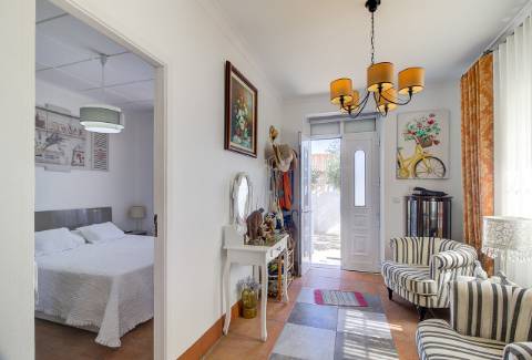 Casa Térrea T2 Renovada e totalmente Mobilada com parqueamento . Terraço. Marquise com BBQ.