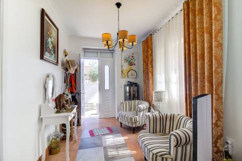 Casa Térrea T2 Renovada e totalmente Mobilada com parqueamento . Terraço. Marquise com BBQ.