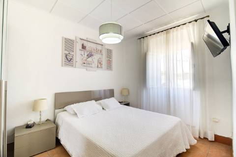 Casa Térrea T2 Renovada e totalmente Mobilada com parqueamento . Terraço. Marquise com BBQ.