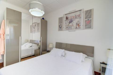 Casa Térrea T2 Renovada e totalmente Mobilada com parqueamento . Terraço. Marquise com BBQ.