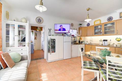 Casa Térrea T2 Renovada e totalmente Mobilada com parqueamento . Terraço. Marquise com BBQ.