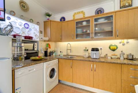 Casa Térrea T2 Renovada e totalmente Mobilada com parqueamento . Terraço. Marquise com BBQ.