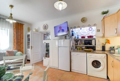 Casa Térrea T2 Renovada e totalmente Mobilada com parqueamento . Terraço. Marquise com BBQ.