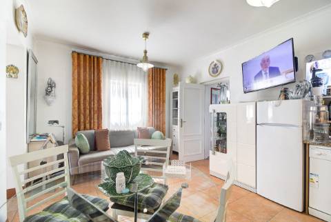 Casa Térrea T2 Renovada e totalmente Mobilada com parqueamento . Terraço. Marquise com BBQ.