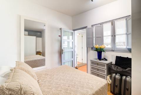 Casa Térrea T2 Renovada e totalmente Mobilada com parqueamento . Terraço. Marquise com BBQ.