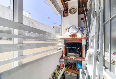 Casa Térrea T2 Renovada e totalmente Mobilada com parqueamento . Terraço. Marquise com BBQ.