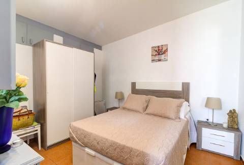 Casa Térrea T2 Renovada e totalmente Mobilada com parqueamento . Terraço. Marquise com BBQ.