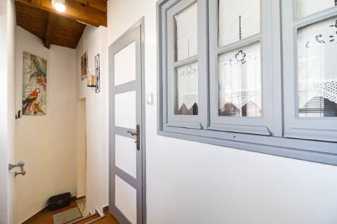 Casa Térrea T2 Renovada e totalmente Mobilada com parqueamento . Terraço. Marquise com BBQ.