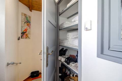 Casa Térrea T2 Renovada e totalmente Mobilada com parqueamento . Terraço. Marquise com BBQ.