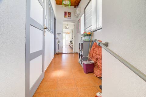 Casa Térrea T2 Renovada e totalmente Mobilada com parqueamento . Terraço. Marquise com BBQ.