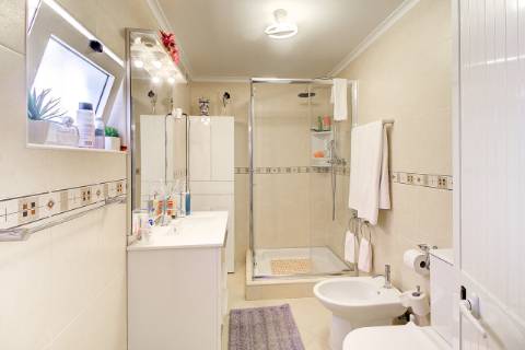 Casa Térrea T2 Renovada e totalmente Mobilada com parqueamento . Terraço. Marquise com BBQ.