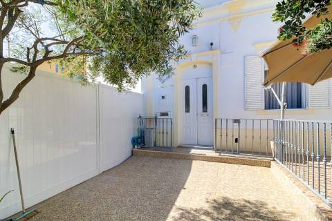 Casa Térrea T2 Renovada e totalmente Mobilada com parqueamento . Terraço. Marquise com BBQ.