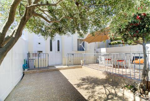 Casa Térrea T2 Renovada e totalmente Mobilada com parqueamento . Terraço. Marquise com BBQ.