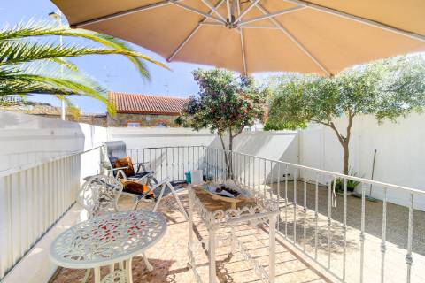 Casa Térrea T2 Renovada e totalmente Mobilada com parqueamento . Terraço. Marquise com BBQ.