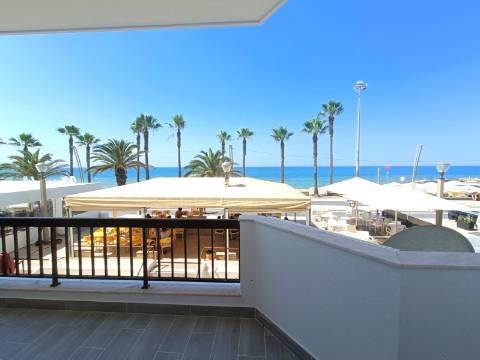 Apartamento T3, com estacionamento, na primeira linha de Quarteira.