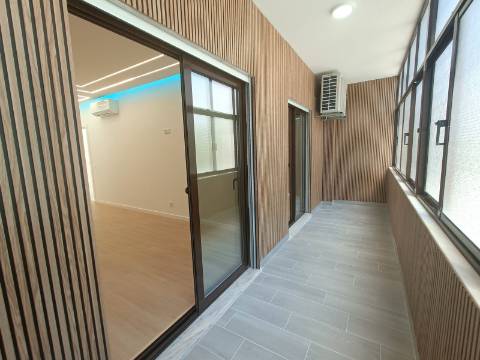 Apartamento T3, com estacionamento, na primeira linha de Quarteira.