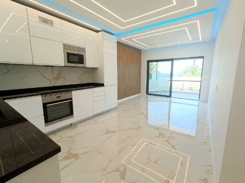 Apartamento T3, com estacionamento, na primeira linha de Quarteira.