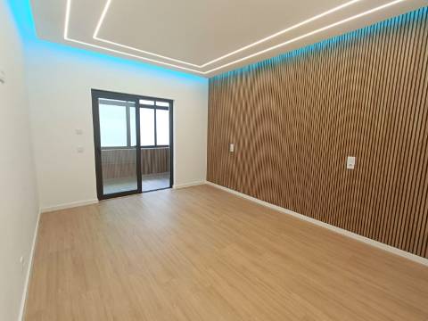 Apartamento T3, com estacionamento, na primeira linha de Quarteira.