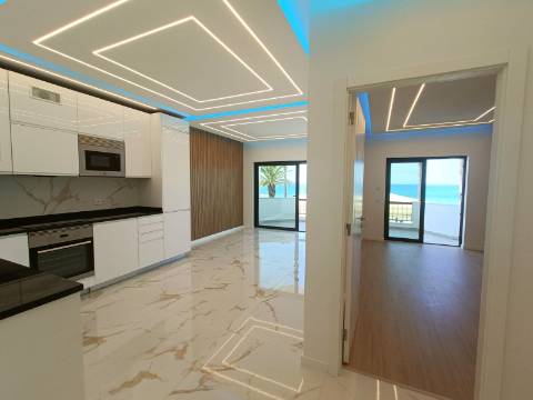 Apartamento T3, com estacionamento, na primeira linha de Quarteira.