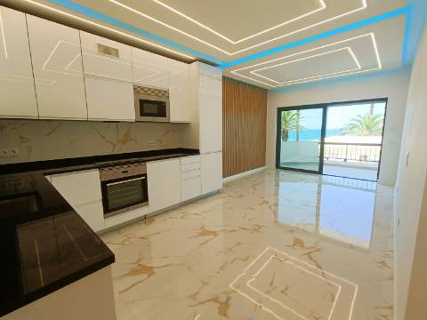 Apartamento T3, com estacionamento, na primeira linha de Quarteira.