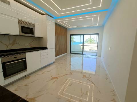 Apartamento T3, com estacionamento, na primeira linha de Quarteira.